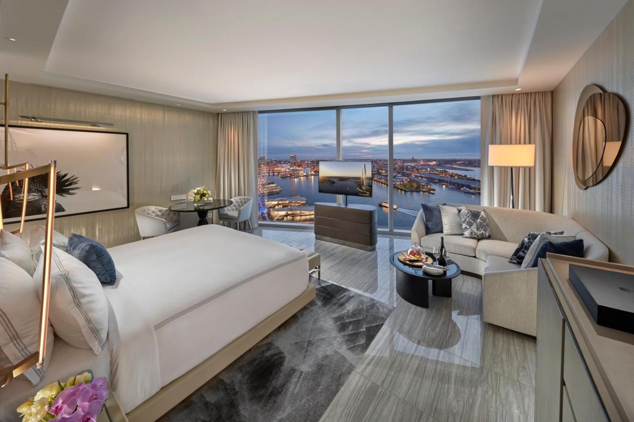 Crown Towers Sydney Hotel Luaran gambar A guest room at the Four Seasons Hotel