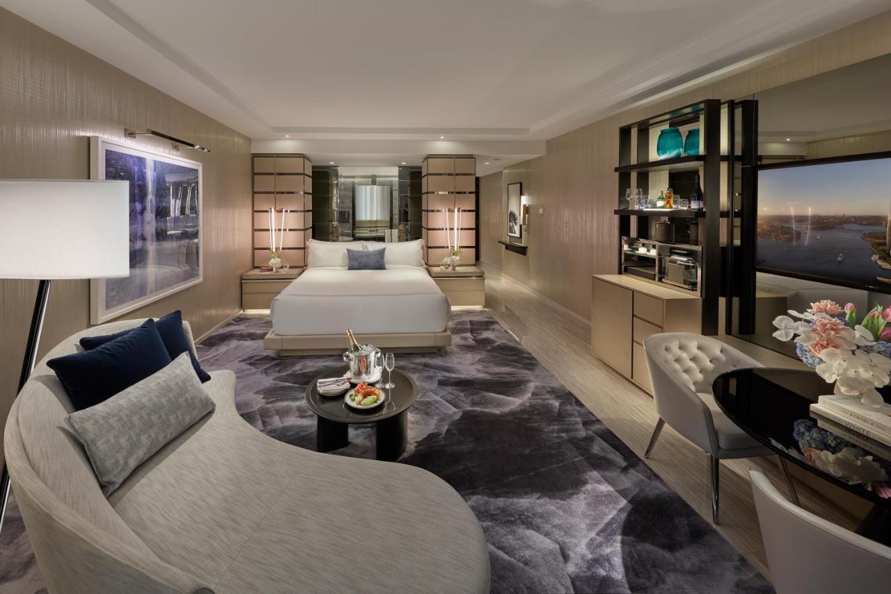 Crown Towers Sydney Hotel Luaran gambar A guest room at the Ritz-Carlton, DIFC