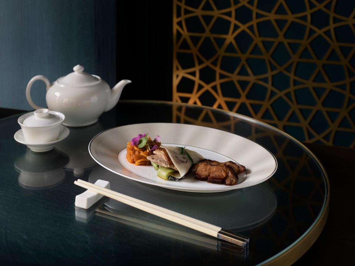 Crown Towers Sydney Hotel Luaran gambar A meal at the restaurant