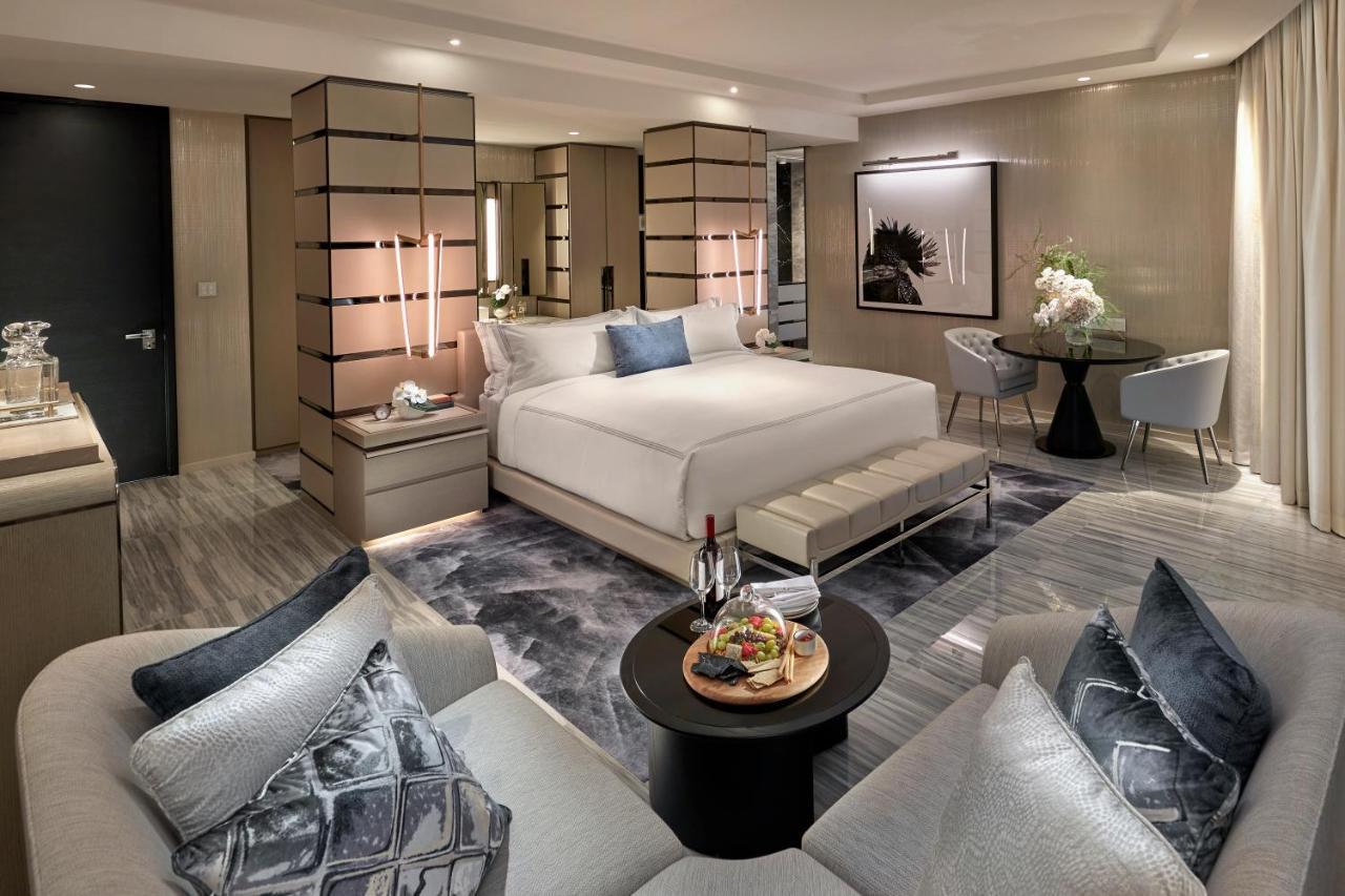 Crown Towers Sydney Hotel Luaran gambar A suite at The Ritz-Carlton, Hong Kong