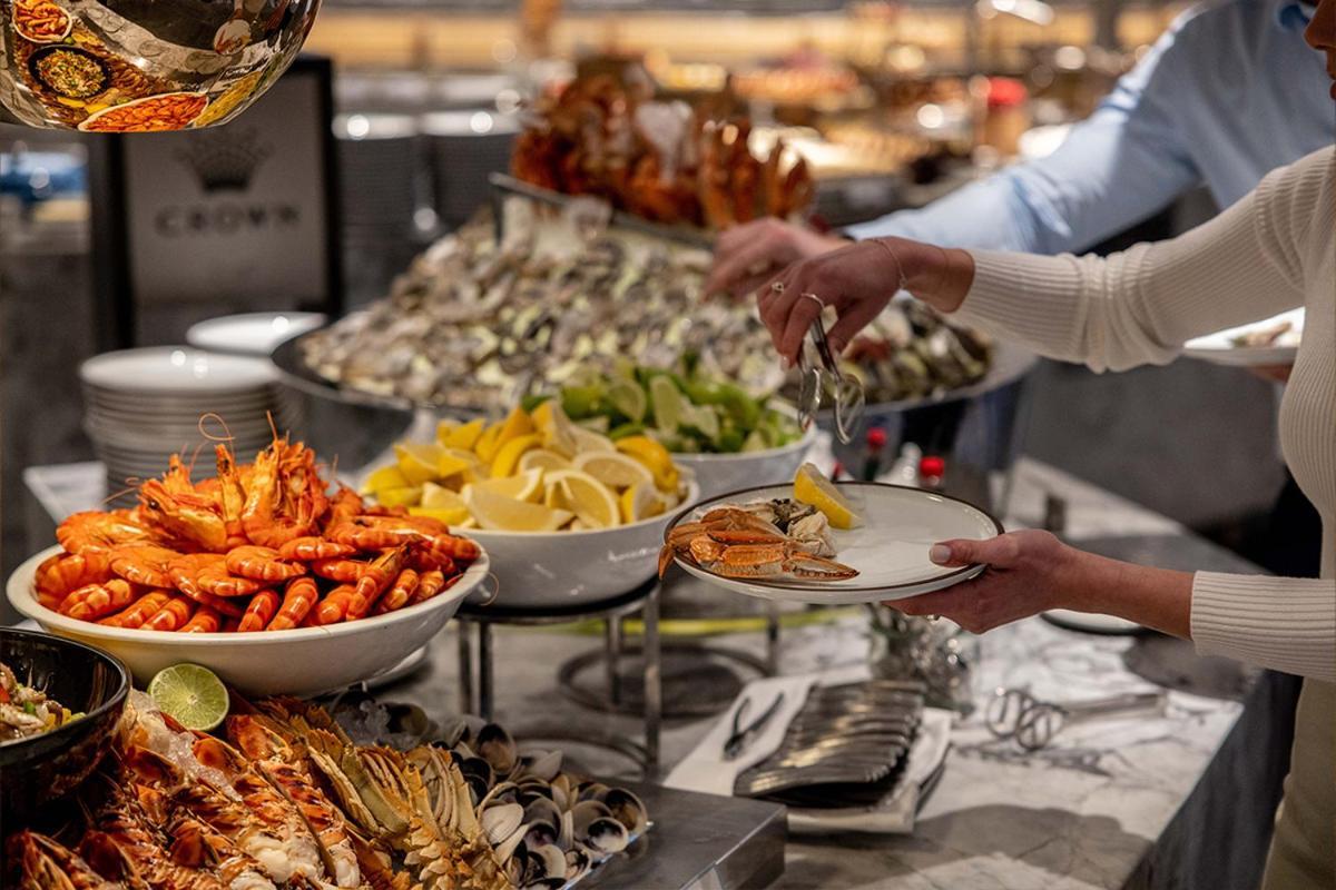 Crown Towers Sydney Hotel Luaran gambar A buffet at a restaurant